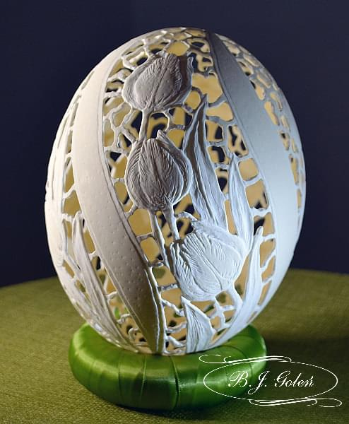 strusie jajo pisanka rzeźba na naturalnej skorupce autor Bogusława Justyna Goleń #pisanka#dekoracje#egg#carved
