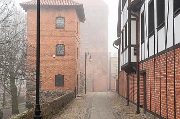 Miasto mgieł wersja kolorowa #mgła #mgliste #Chojnice #mur #baszta #miasto #mgieł