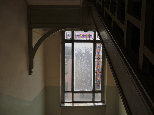 okno a korytarzu