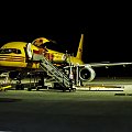 Samolot Cargo DHL pakowany przed startem w nocy - sierpień 2015