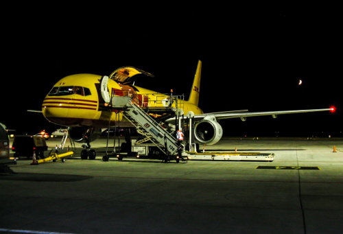 Samolot Cargo DHL pakowany przed startem w nocy - sierpień 2015