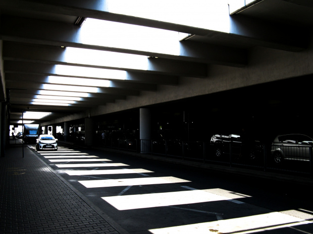 Postój przed terminalem w lato tworzący pianino.
