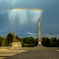 Tęcza nad Mauzoleum Żołnierzy Radzieckich w Warszawie.